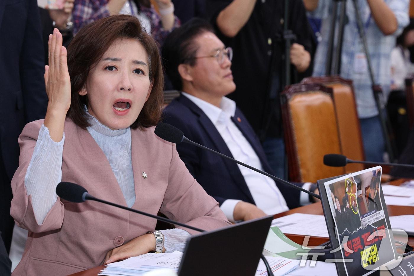 나경원 국민의힘 의원이 지난 22일 서울 여의도 국회 법제사법위원회에서 열린 검찰개혁 입법청문회에서 퇴장 명령을 한 추미애 위원장에게 항의하고 있다. 2025.9.22/뉴스1 ⓒ News1 신웅수 기자
