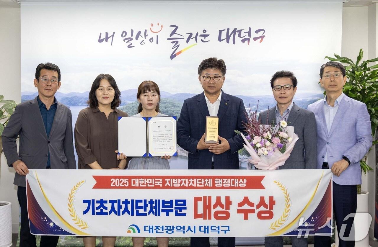 본문 이미지 - 최충규 대덕구청장&#40;왼쪽 네 번째&#41;과 대덕구 직원들이 22일 ‘2025 대한민국 지방자치단체 행정대상’ 기초지자체 인구감소대응부문 대상을 수상한 후 기념 촬영을 하고 있다.&#40;대덕구 제공. 재판매 및 DB금지&#41;/뉴스1