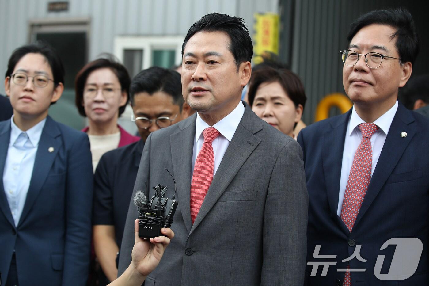 장동혁 국민의힘 대표가 22일 오전 경북 경산시의 한 자동차부품 생산업체를 방문해 생산 현장을 살펴본 뒤 취재진 질문에 답하고 있다. 2025.9.22/뉴스1 ⓒ News1 공정식 기자