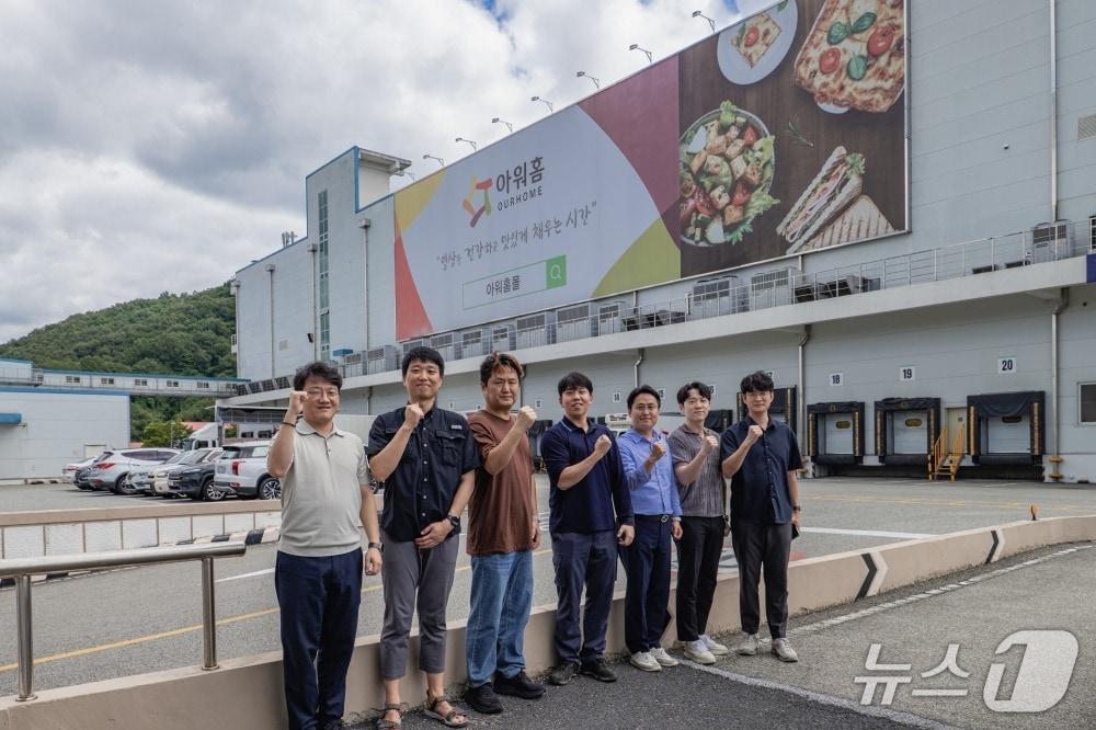본문 이미지 - 왼쪽부터 최명인 엔콜에이아이 대표, 이상훈 중앙대 박사, 차형규 아워홈 계룡공장장, 윤정섭 책임, 임규암 팀장, 최현석 책임, 강병관 중앙대 박사. &#40;중앙대 제공&#41;