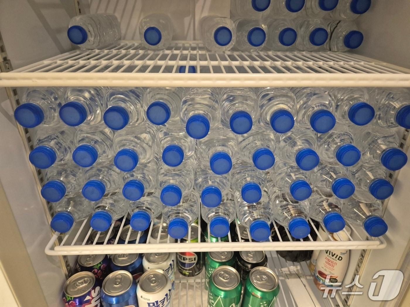 본문 이미지 - 정수 대신 제공하기 위해 냉장고에 채워둔 생수.&#40;뉴스1 DB&#41;