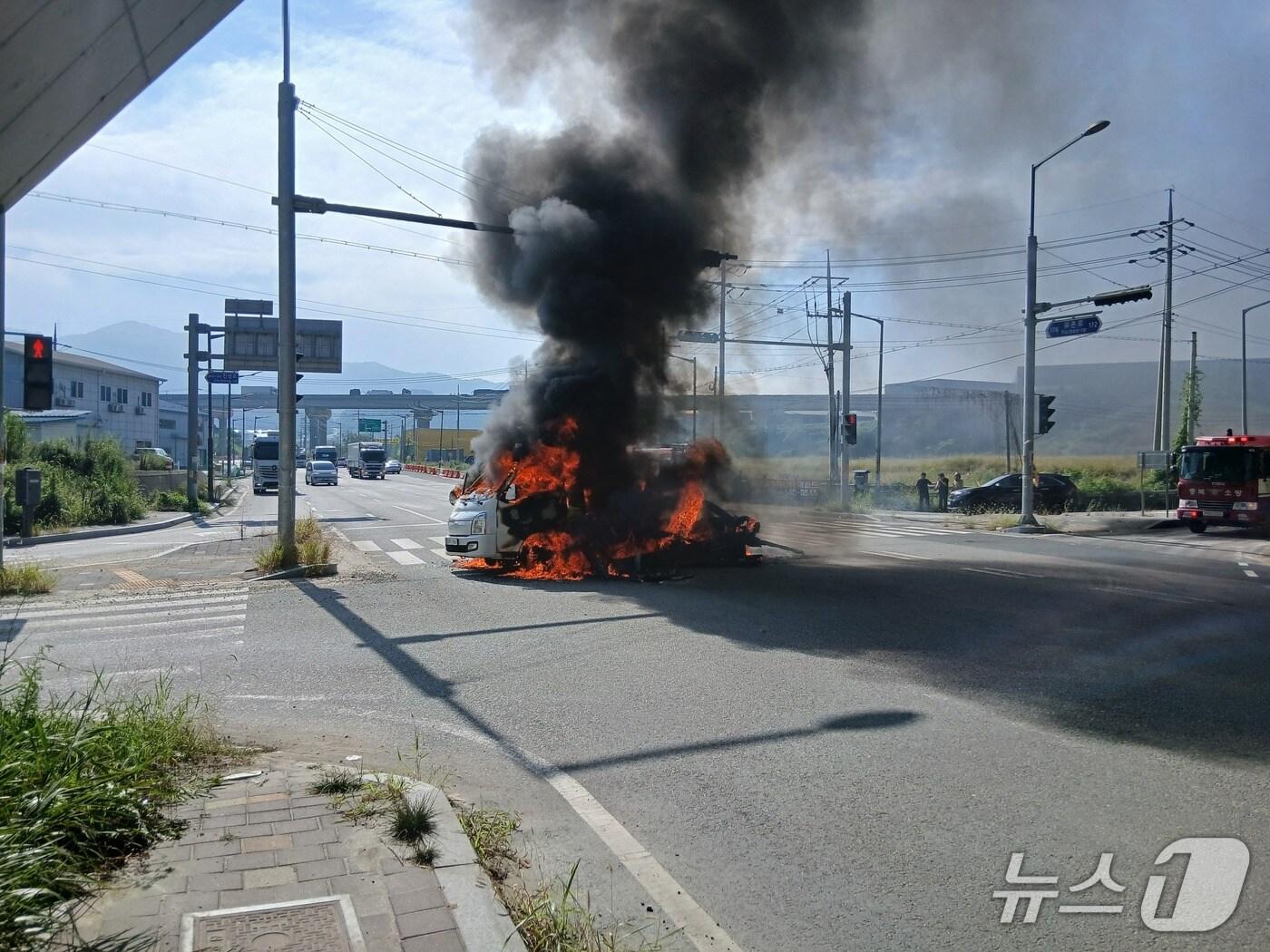 본문 이미지 - 지난 10일 오전 9시32분쯤 충북 음성군 금왕읍 유촌리 한 도로를 운행 중이던 1톤 화물차 적재함에서 불이 나 4200만 원의 재산 피해가 났다./뉴스1