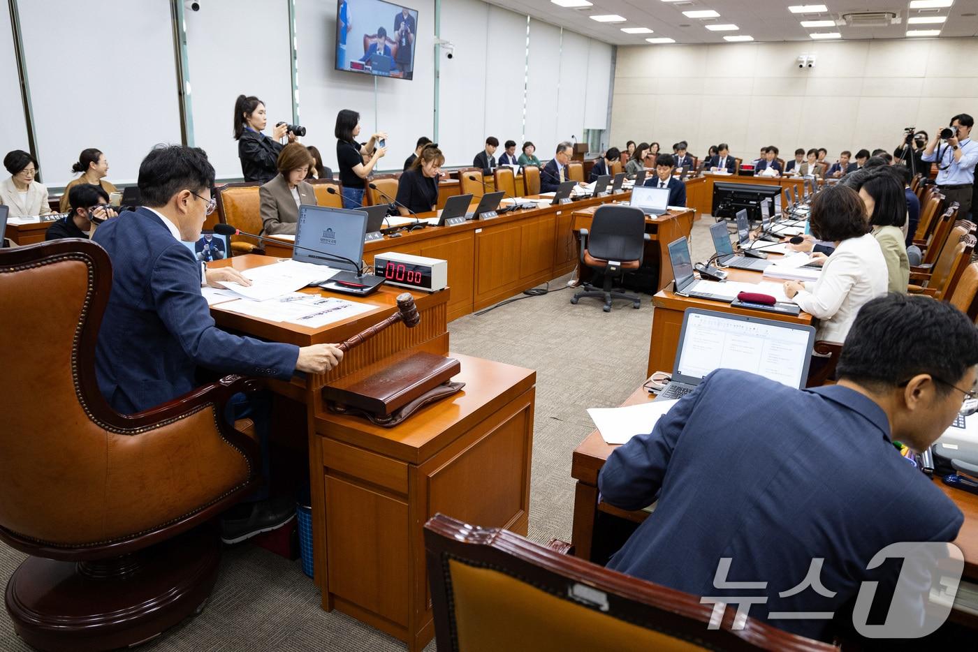 박주민 국회 보건복지위원장이 22일 서울 여의도 국회에서 열린 제429회 국회&#40;정기회&#41; 보건복지위원회 제1차 전체회의에서 의사봉을 두드리고 있다. 2025.9.22/뉴스1 ⓒ News1 유승관 기자