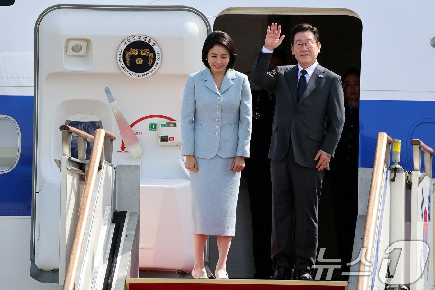 이재명 대통령과 부인 김혜경 여사가 미국 뉴욕에서 열리는 제80차 유엔총회 참석을 위해 22일 오전 경기도 성남 서울공항을 통해 출국하며 인사를 하고 있다. 2025.9.22/뉴스1 ⓒ News1 황기선 기자