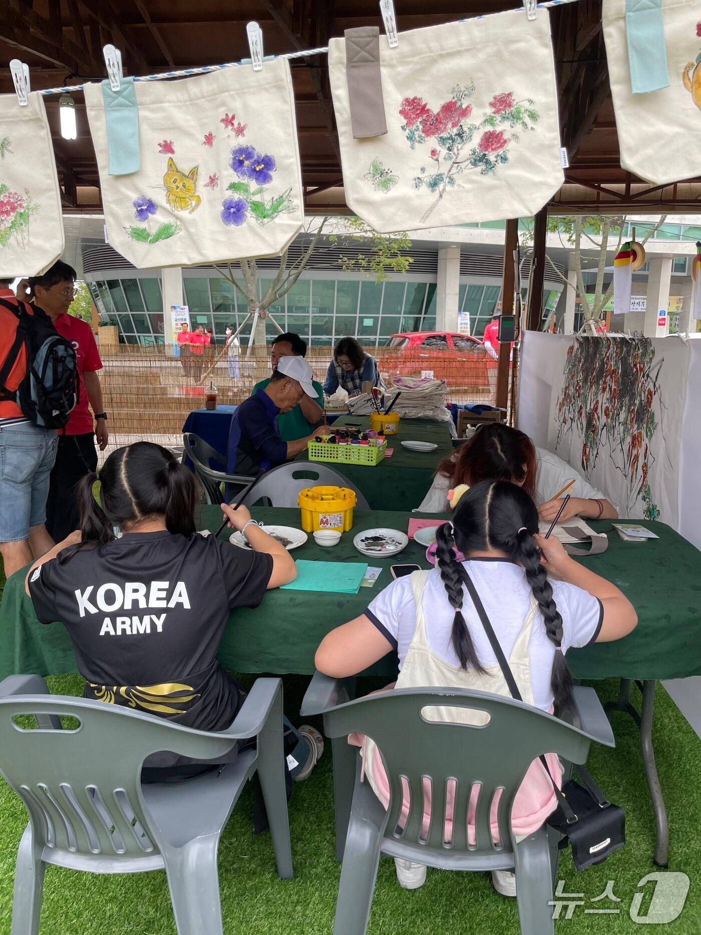 본문 이미지 - 제43회 금산세계인삼축제 금산인삼아트체험 (금산군 제공.재판매 및 DB금지)/뉴스1