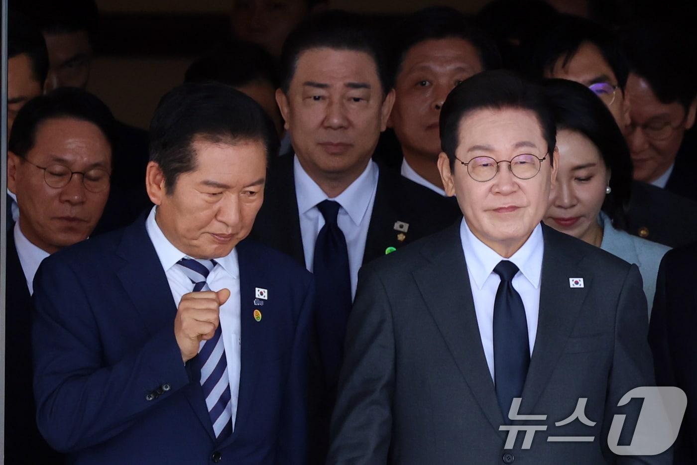 이재명 대통령이 미국 뉴욕에서 열리는 제80차 유엔총회 참석을 위해 지난 9월 22일 오전 경기도 성남 서울공항을 통해 출국하고 있다. 왼쪽은 환송 나온 정청래 더불어민주당 대표. 2025.9.22/뉴스1 ⓒ News1 황기선 기자