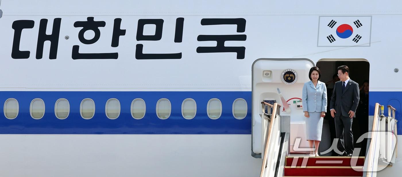 이재명 대통령과 부인 김혜경 여사가 미국 뉴욕에서 열리는 제80차 유엔총회 참석을 위해 지난 22일 오전 경기도 성남 서울공항을 통해 출국하고 있다. 2025.9.22/뉴스1 ⓒ News1 황기선 기자