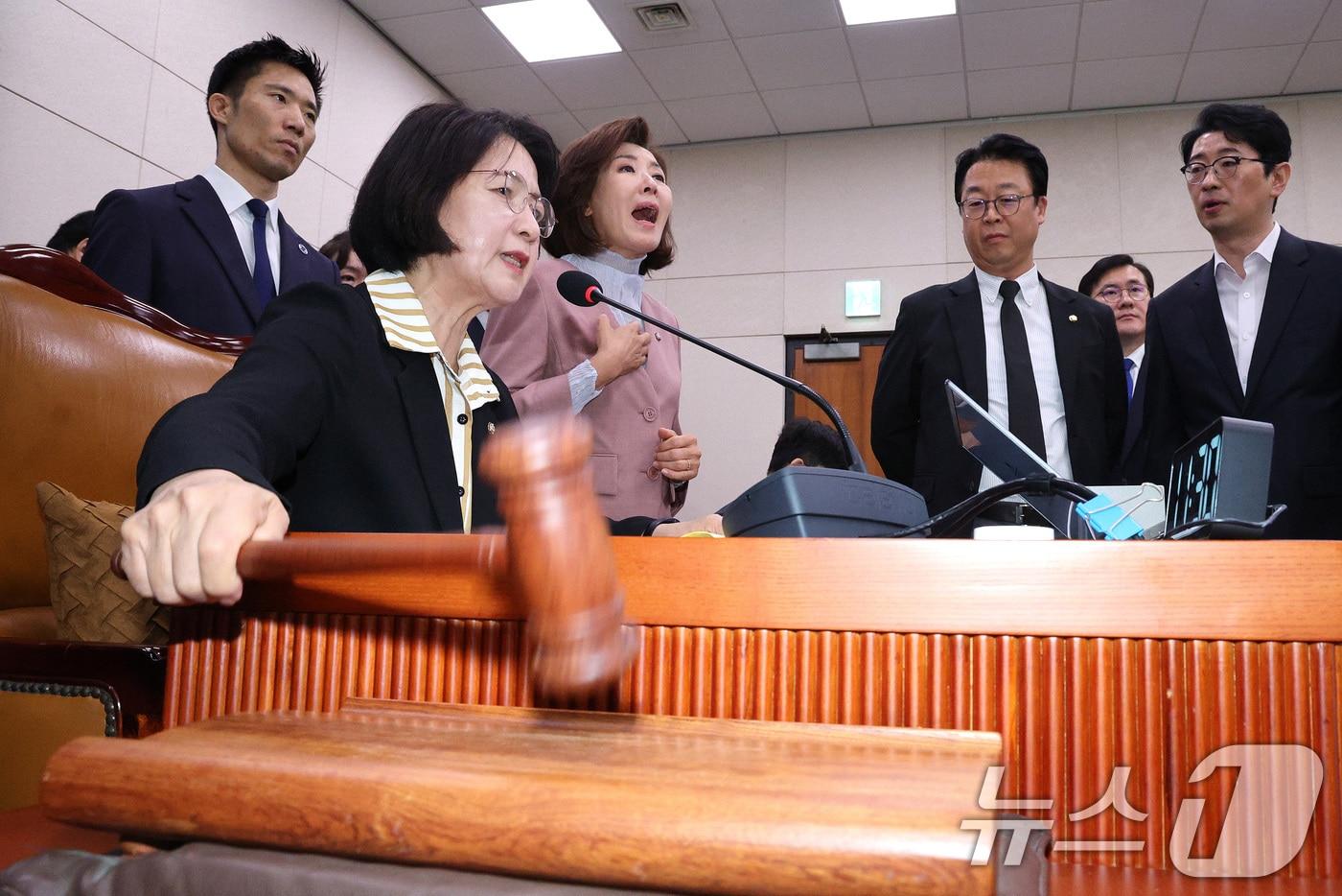 나경원 국민의힘 의원이 22일 서울 여의도 국회 법제사법위원회에서 열린 검찰개혁 입법청문회에서 퇴장 명령을 한 추미애 위원장에게 항의하고 있다. 2025.9.22/뉴스1 ⓒ News1 신웅수 기자