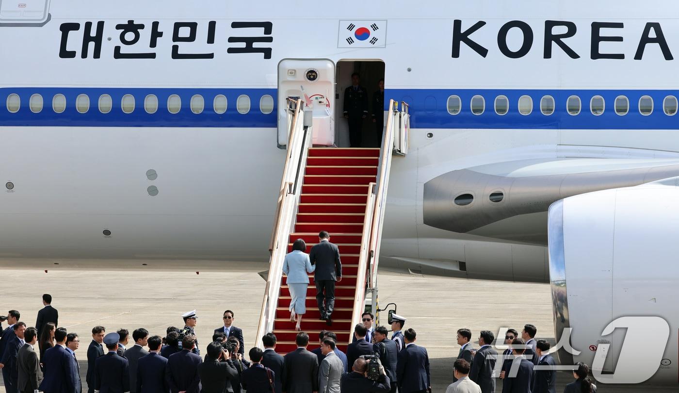 이재명 대통령과 부인 김혜경 여사가 미국 뉴욕에서 열리는 제80차 유엔총회 참석을 위해 22일 오전 경기도 성남 서울공항을 통해 출국하고 있다. 2025.9.22/뉴스1 ⓒ News1 황기선 기자