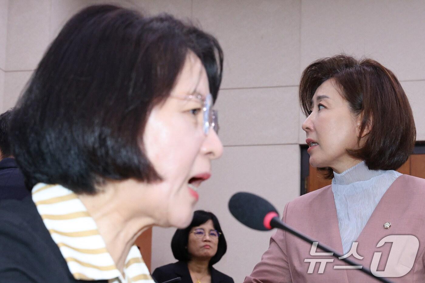 나경원 국민의힘 의원이 22일 서울 여의도 국회 법제사법위원회에서 열린 검찰개혁 입법청문회에서 퇴장 명령을 한 추미애 위원장에게 항의하고 있다. 2025.9.22/뉴스1 ⓒ News1 신웅수 기자