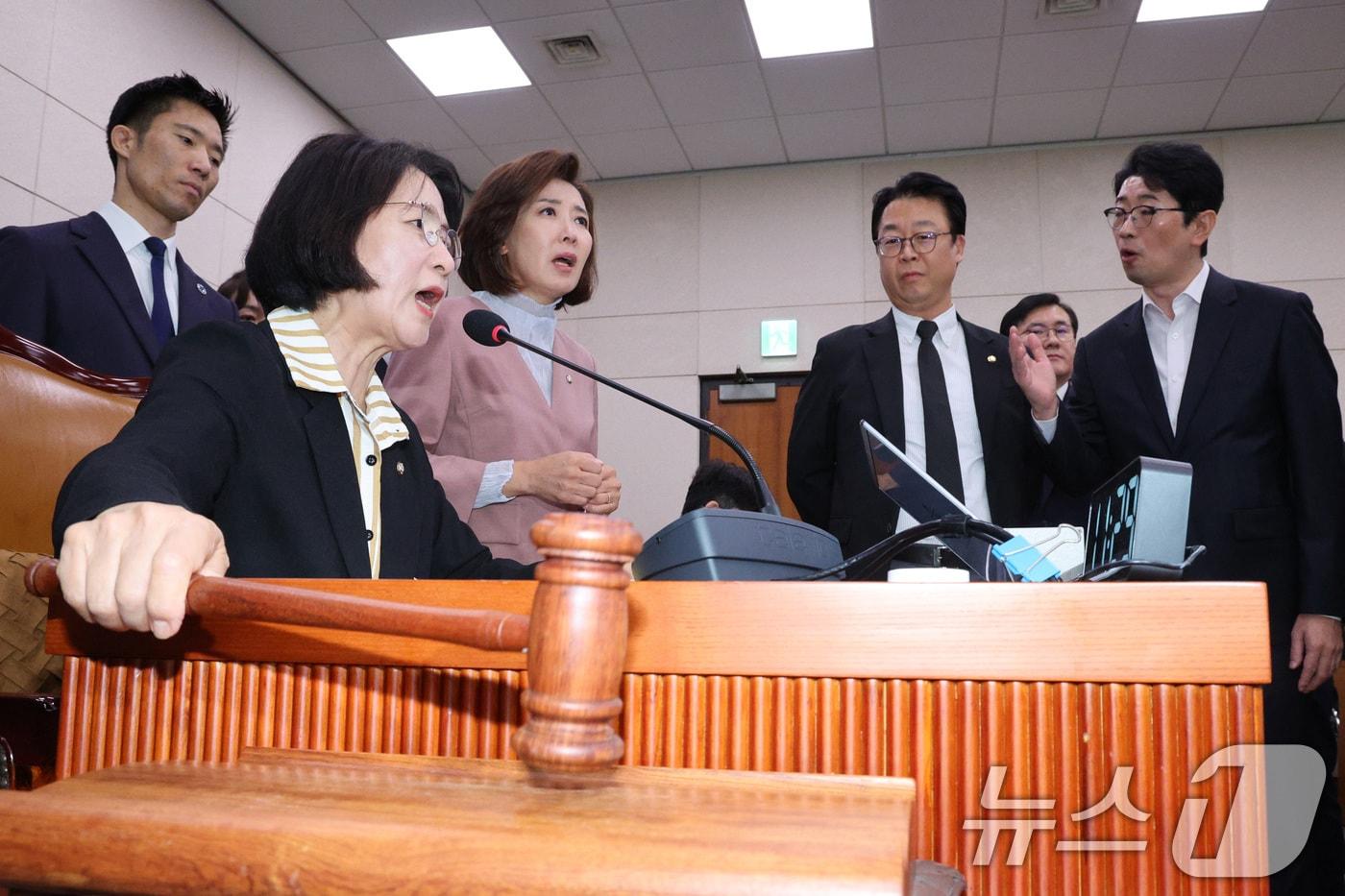 나경원 국민의힘 의원이 22일 서울 여의도 국회 법제사법위원회에서 열린 검찰개혁 입법청문회에서 퇴장 명령을 한 추미애 위원장에게 항의하고 있다. 2025.9.22/뉴스1 ⓒ News1 신웅수 기자