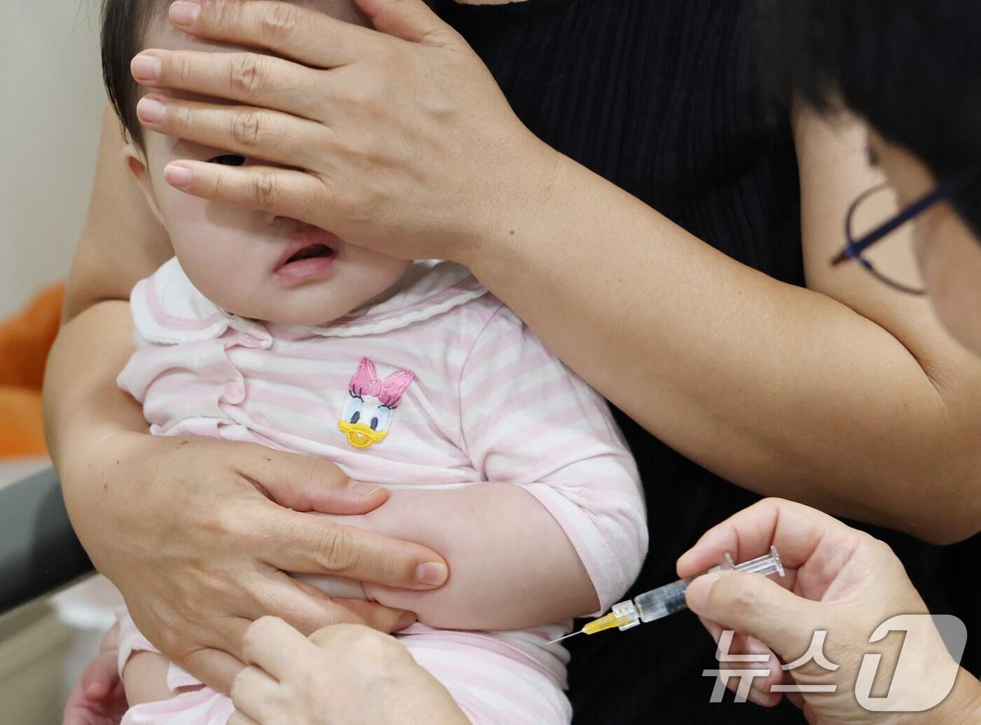 본문 이미지 - 경기 수원시 팔달구의 한 소아과에서 아이가 독감 예방접종을 받고 있다. /뉴스1 ⓒ News1 김영운 기자