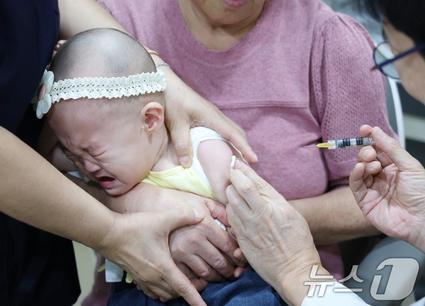 본문 이미지 - 독감 주사 맞는 어린아이 &#40;사진은 기사 내용과 무관함&#41; / 뉴스1 ⓒ News1 김영운 기자