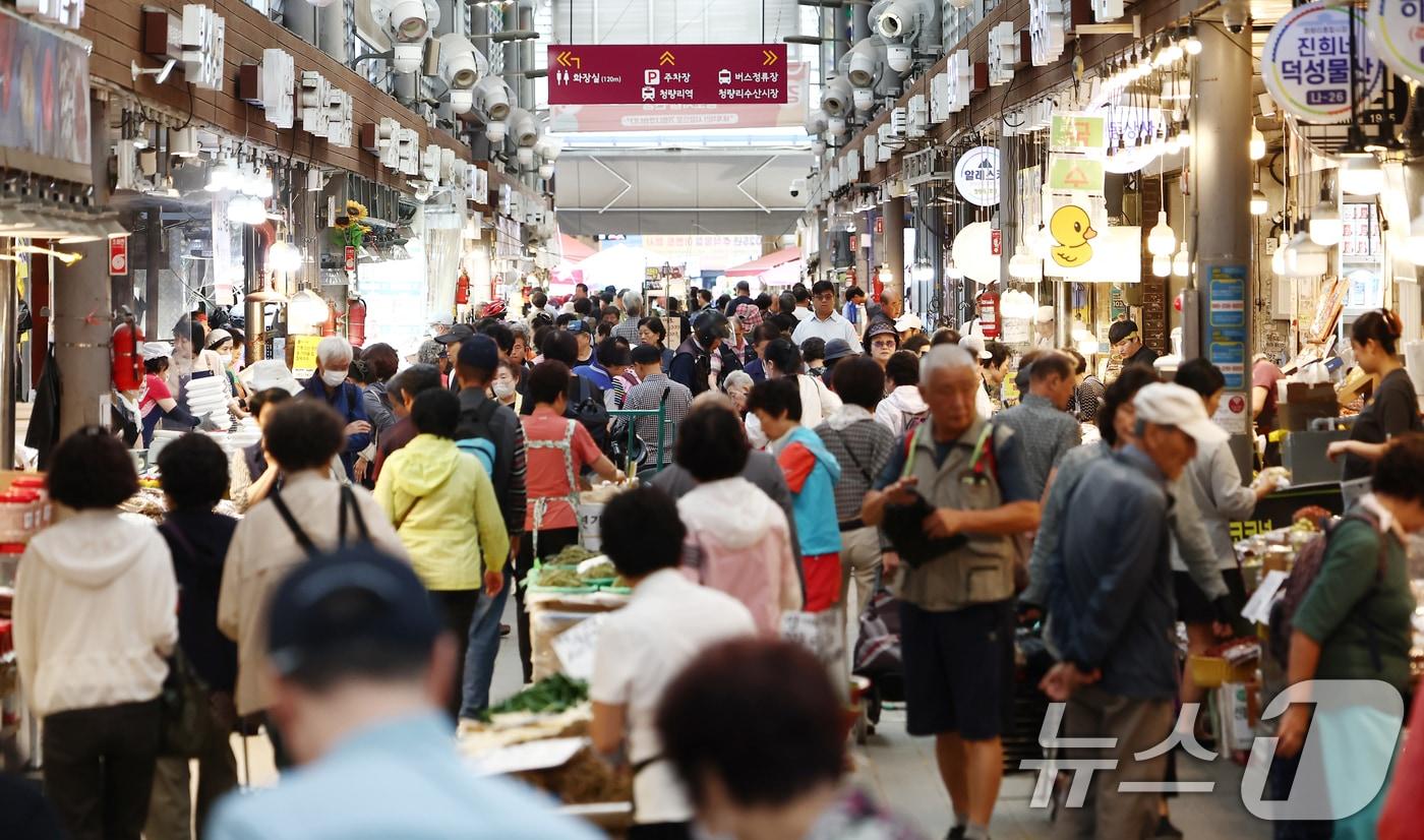추석을 앞둔 22일 서울 동대문구 청량리종합시장이 장을 보러 온 시민들로 붐비고 있다. 2025.9.22/뉴스1 ⓒ News1 김민지 기자