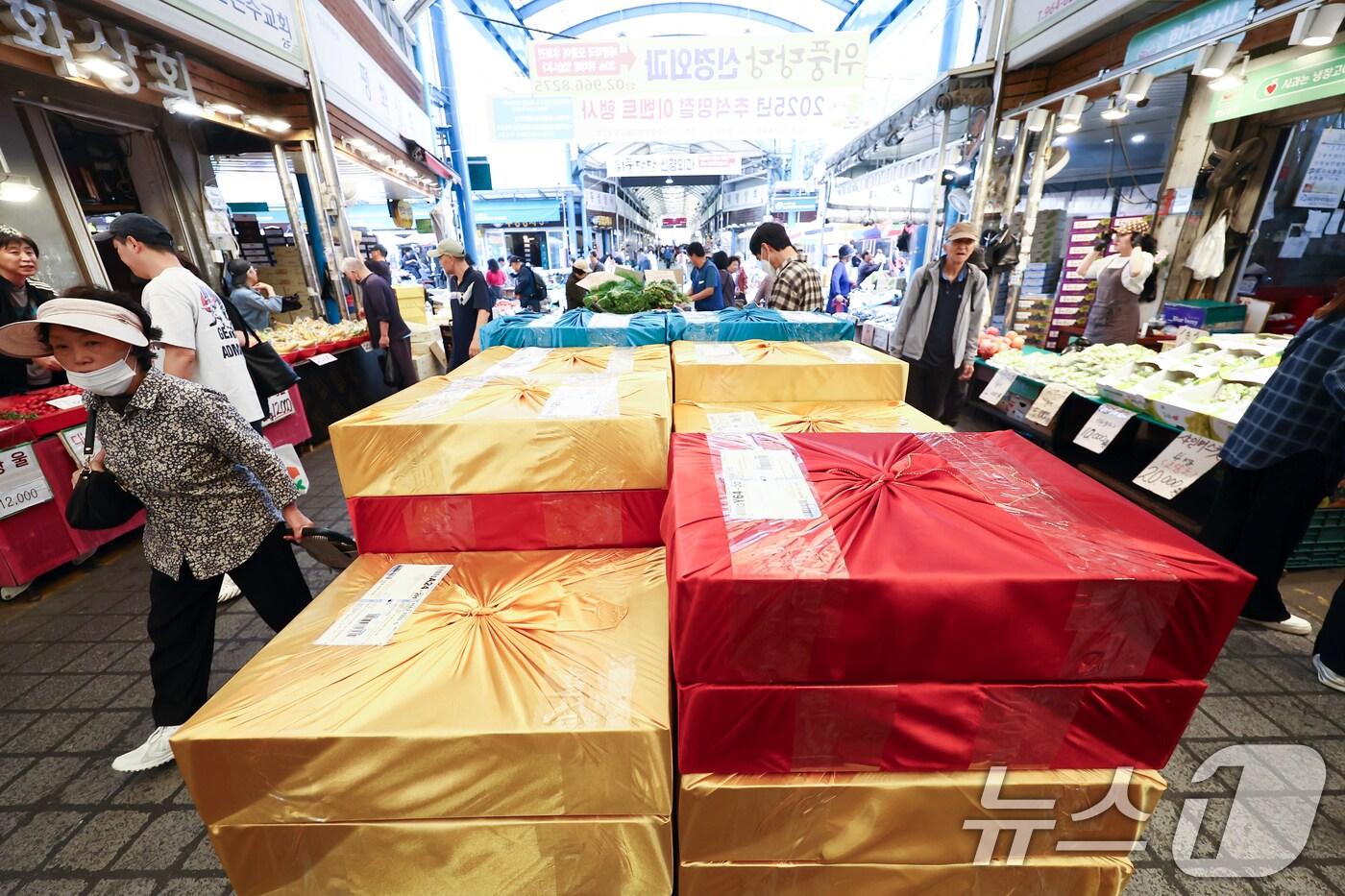 추석을 앞둔 22일 서울 동대문구 청량리종합시장에 각지로 보내질 선물용 상자가 놓여 있다. 2025.9.22/뉴스1 ⓒ News1 김민지 기자