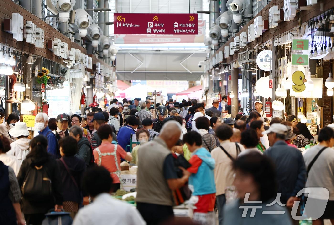 추석을 앞둔 22일 서울 동대문구 청량리종합시장이 장을 보러 온 시민들로 붐비고 있다. 2025.9.22/뉴스1 ⓒ News1 김민지 기자