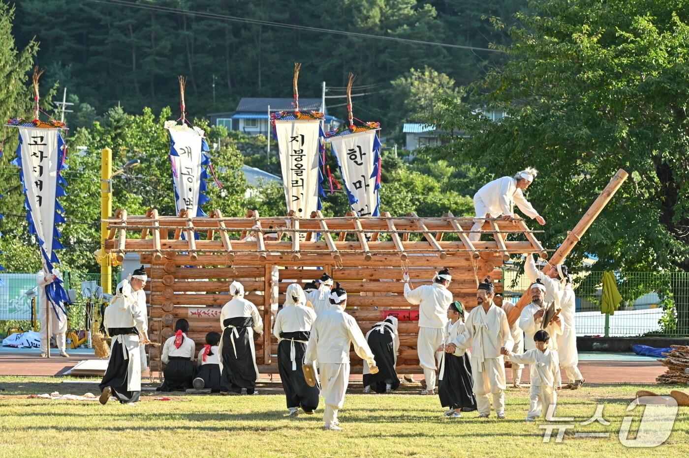 강원 정선군 대표 민속놀이인 &#39;남평토방집짓기놀이&#39; 자료 사진. &#40;정선군 제공. 재판매 및 DB금지&#41; 2025.9.22/뉴스1