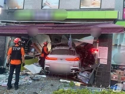 본문 이미지 - 22일 경찰과 소방 당국이 차량 돌진 현장에 출동해 사고를 수습하는 모습. &#40;해운대 경찰서 제공. 재판매 및 DB 금지&#41;