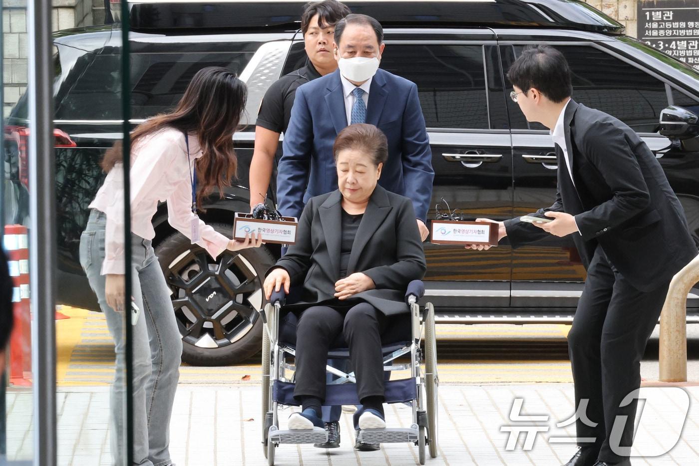 권성동 국민의힘 의원 등에게 금품을 전달하고 이권을 청탁한 혐의를 받는 한학자 통일교 총재가 지난달 22일 오후 서울 서초구 서울중앙지방법원에서 열린 구속 전 피의자심문&#40;영장실질심사&#41;에 출석하고 있다. 2025.9.22/뉴스1 ⓒ News1 이광호 기자