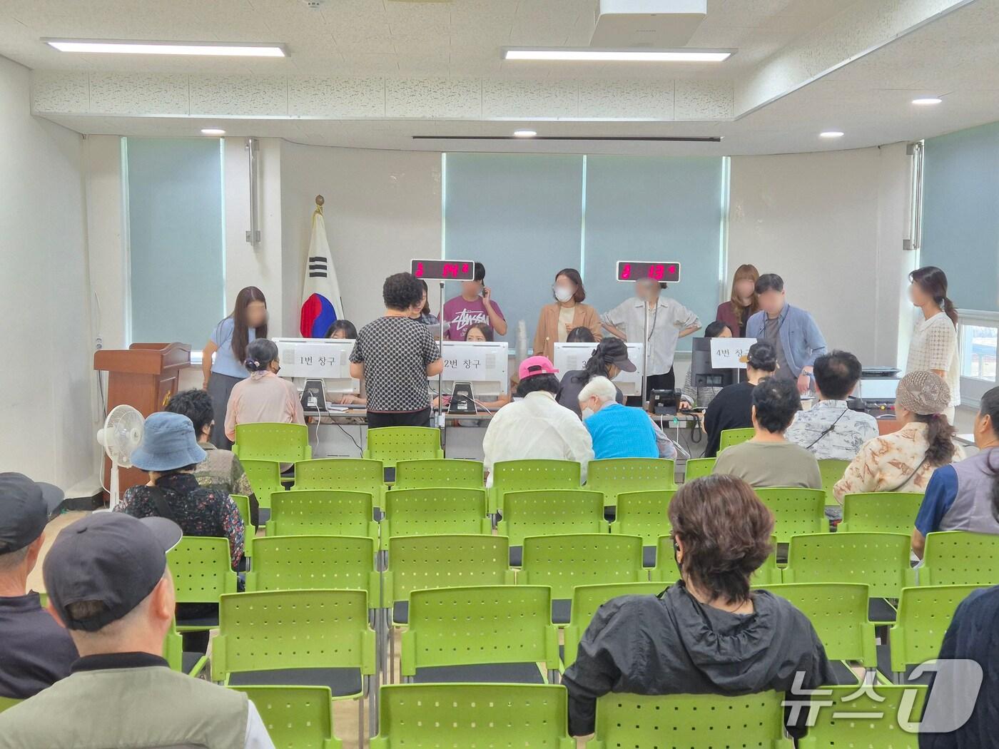 본문 이미지 - 울산시민들이 22일 남구의 한 행정복지센터에서 민생 회복 소비쿠폰 신청을 기다리고 있다. 2025.9.22. ⓒ 뉴스1 박정현 기자