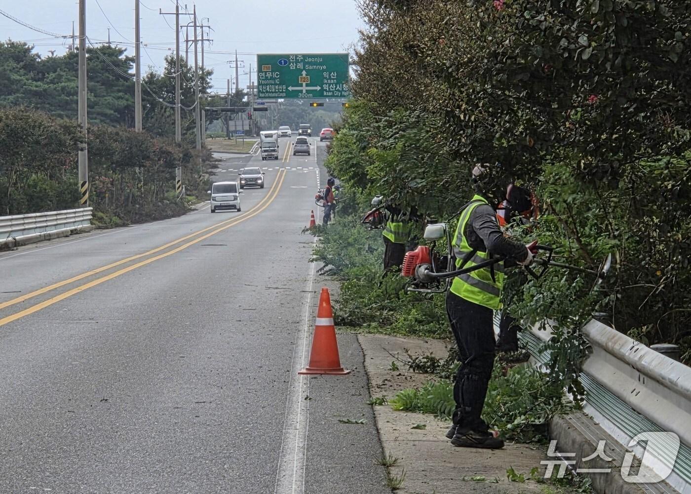 본문 이미지 - 전북 익산시가 추석 명절을 앞두고 환경 정비에 나서고 있다.&#40;익산시 제공. 재판매 및 DB 금지&#41;