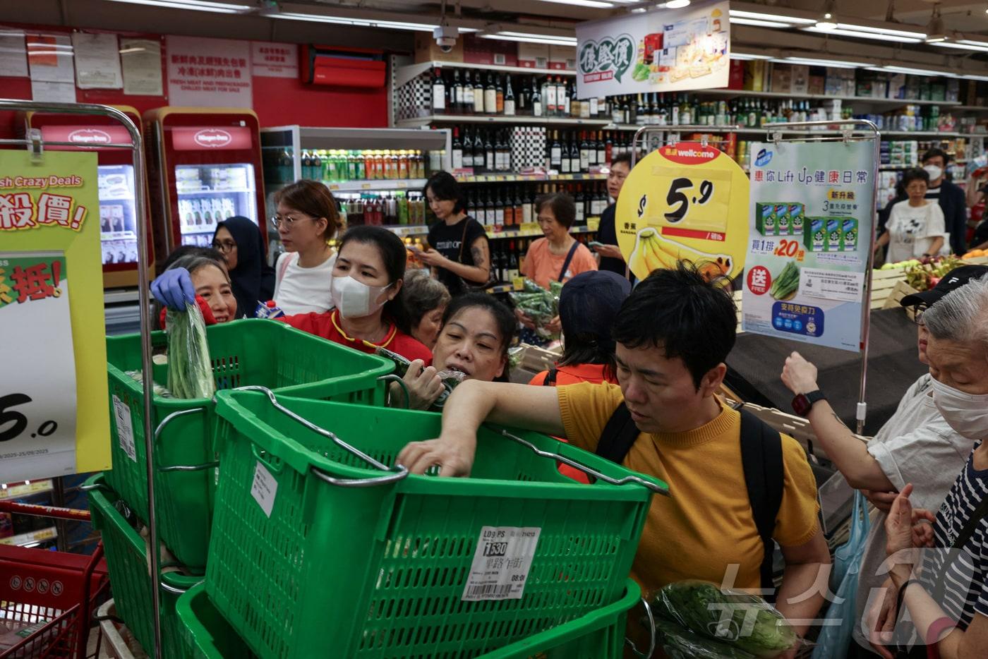 22일(현지시간) 홍콩 주민들이 다가오는 태풍 라가사에 대비해 슈퍼마켓에서 물건 사재기를 하고 있다. 2025. 09. 22. ⓒ 로이터=뉴스1 ⓒ News1 양은하 기자