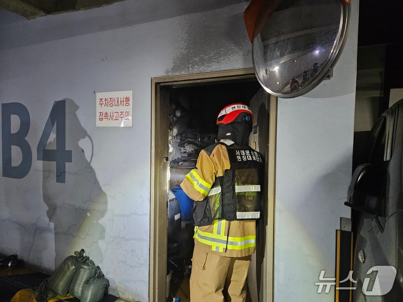 본문 이미지 - 22일 오전 10시 46분쯤 서울 서대문구의 합동 오피스텔 건물 지하 4층 주차장 내부 창고에서 화재가 발생했다. 2025.09.22/뉴스1(서대문소방서 제공)