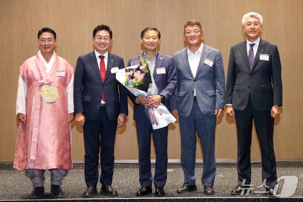 본문 이미지 - 22일 전춘성 전북 진안군수&#40;왼쪽 3째&#41;가 전국농어촌지역군수협의회 부회장에 선출됐다.&#40;진안군제공. 재판매 및 DB금지&#41;2025.9.22/뉴스1