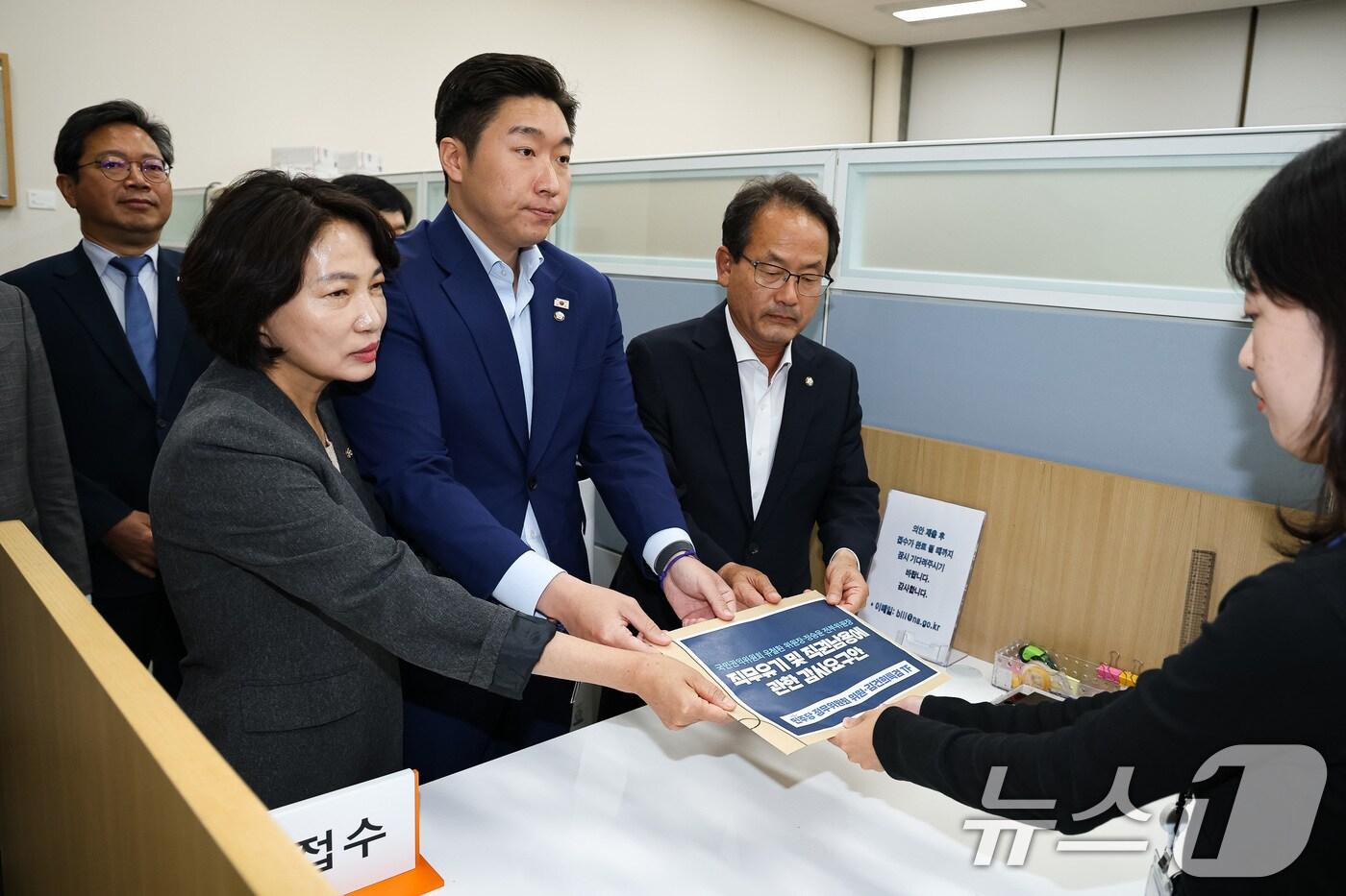 국회 정무위원회 더불어민주당 위원 및 김건희 특검 TF 소속 서미화, 김용만, 강준현 의원 등이 22일 서울 여의도 국회 의안과에 국민권익위원회 유철환 위원장과 정승윤 전 부위원장에 대한 감사요구안을 제출하고 있다. 2025.9.22/뉴스1 ⓒ News1 유승관 기자