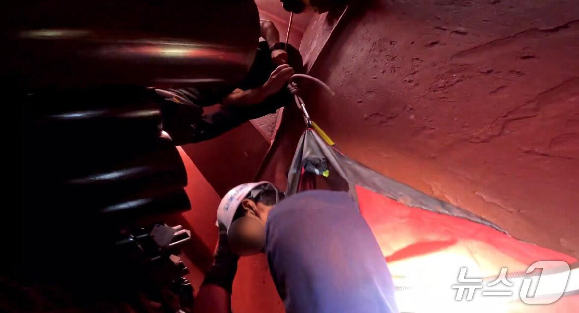 본문 이미지 - 22일 오전 9시 10분께 울산본항 염포부두에 정박 중이던 라이베리아 국적 벌크선에서 작업자(50대)가 추락하는 사고가 발생했다.(울산해경 제공. 재판매 및 DB금지)/뉴스1