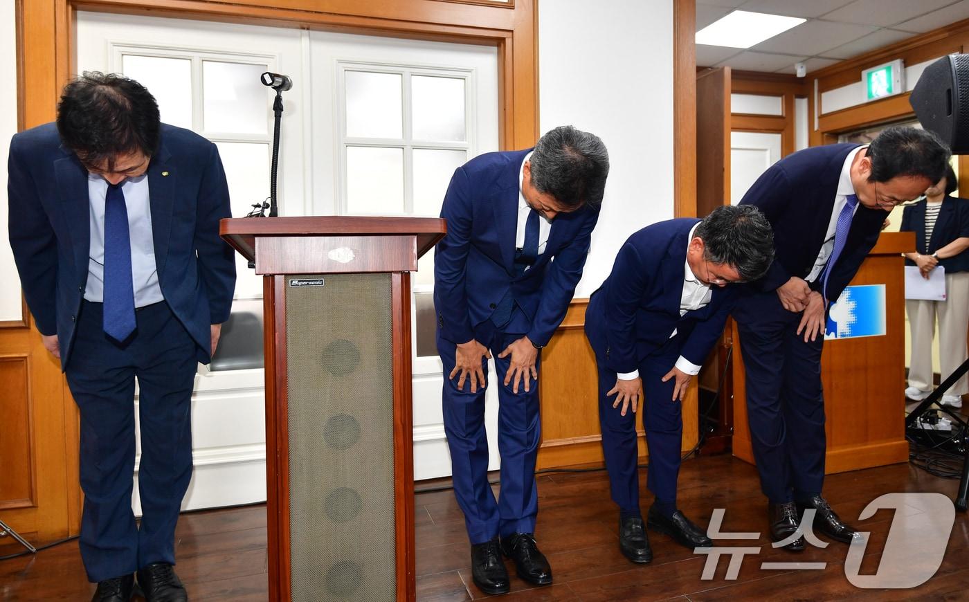 전대욱 한수원 경영부사장(사장 직무대행, 왼쪽 두번째)이 22일 오후 경북 경주시 상공회의소에서 최근 논란이 된 '한수원 홍보 현수막' 게첨과 관련 기자회견을 열어 머리숙여 사과하고 있다. 2025.9.22/뉴스1 ⓒ News1 최창호 기자