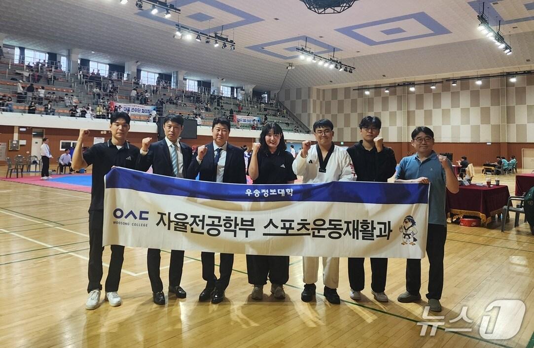 본문 이미지 -  우송정보대학 자율전공학부 스포츠운동재활과 육지명, 예다정 학생이 최근 대전시민 생활체육대축전 태권도대회에서 금메달을 획득했다. (우송정보대학 제공.재판매 및 DB금지)/뉴스1