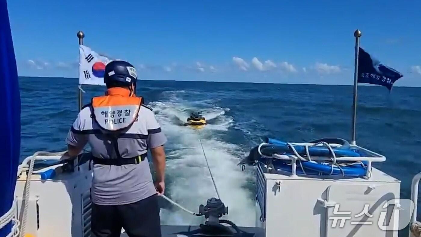 지난 주말 발생한 레저 표류자 구조하는 속초해경.&#40;속초해경 제공, 재판매 및 DB 금지&#41; 2025.9.22/뉴스1