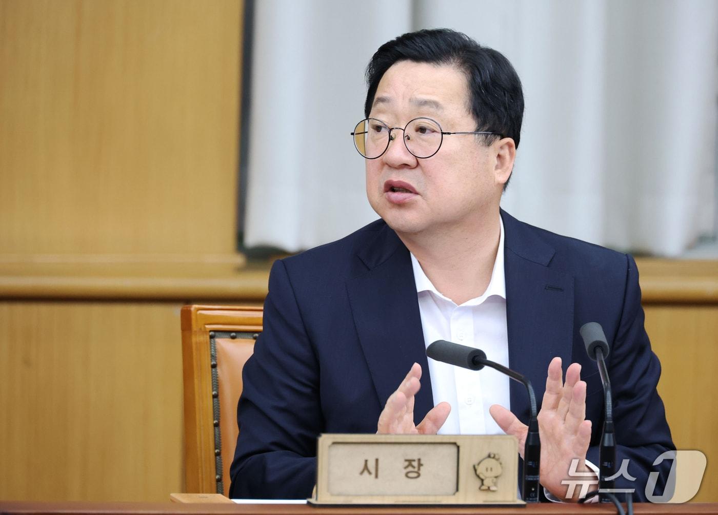 본문 이미지 - 이장우 대전시장이 22일 주간업무회의를 주재하고 한밭야구장 활용 방안을 검토할 것을 지시하고 있다.(대전시 제공) /뉴스1