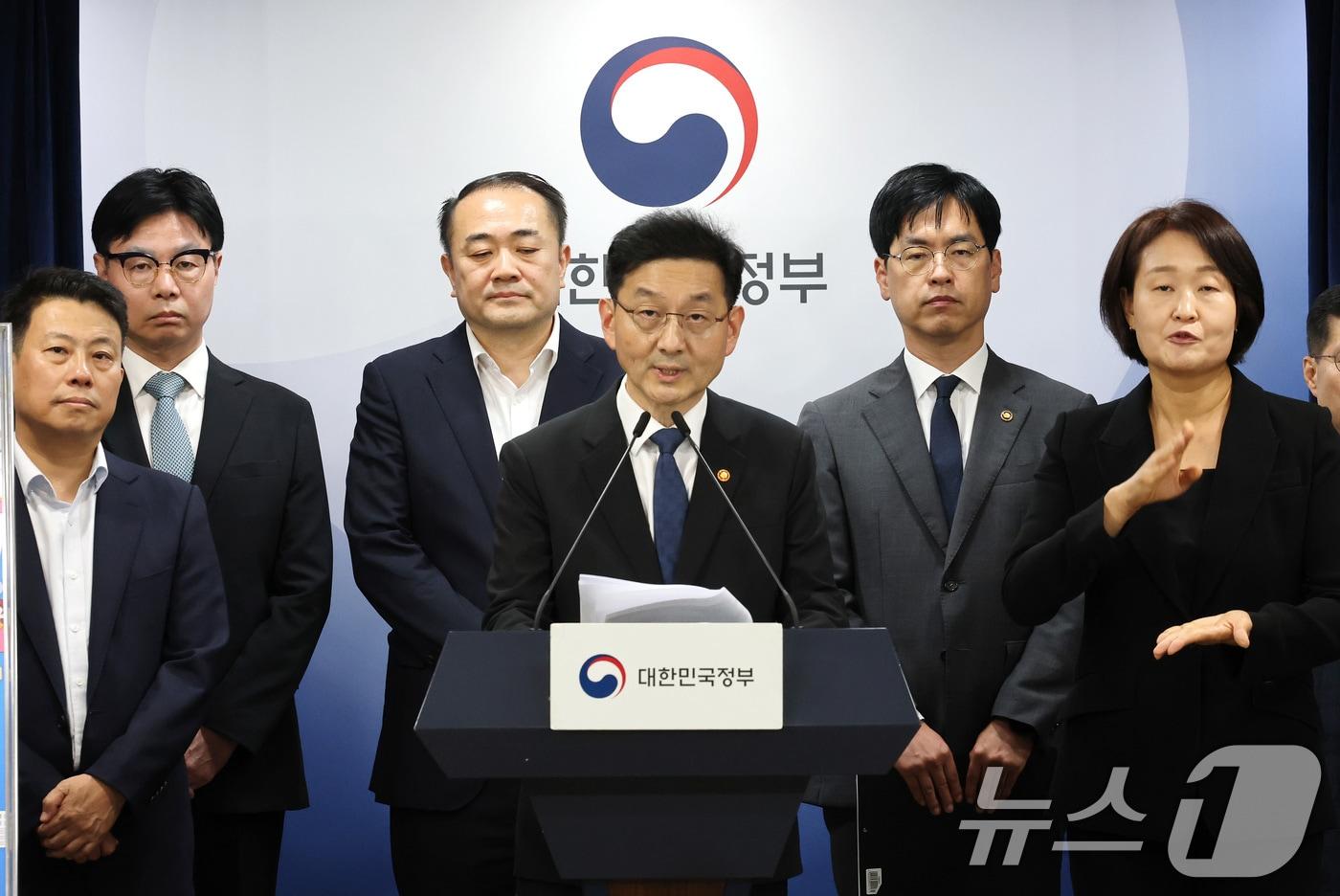 윤창렬 국무조정실장이 지난 22일 서울 종로구 정부서울청사에서 국민주권정부 청년정책 추진방향 관련 브리핑을 하는 모습. 2025.9.22/뉴스1 ⓒ News1 임세영 기자