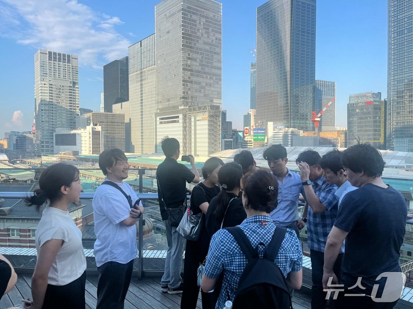 본문 이미지 - SH 직원들이 도쿄역 일대에서 고밀복합개발 사례 등을 견학하고 있다. &#40;SH 제공&#41; 뉴스1 ⓒ News1