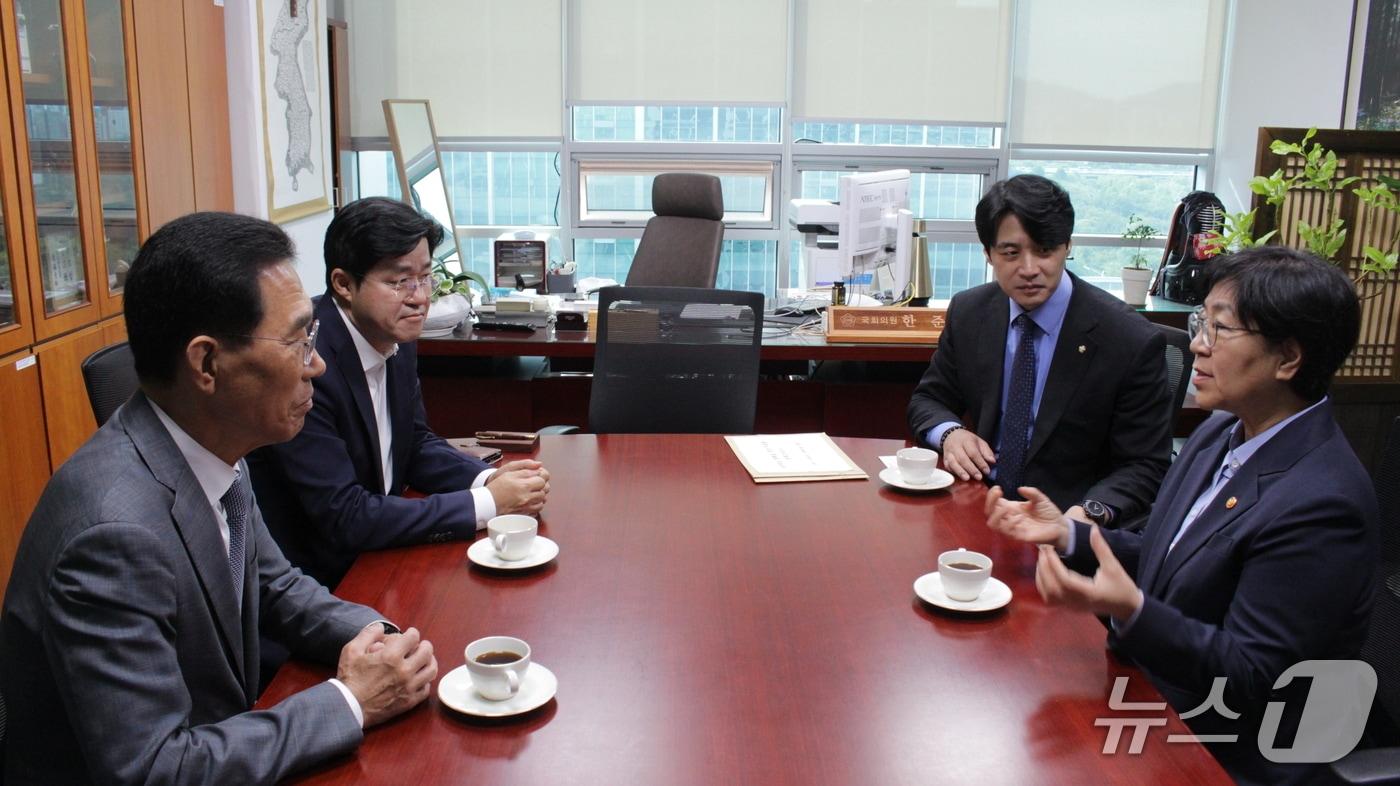 22일 경기서북부 지역의 국회의원들이 정은경 보건복지부 장관과 면담을 갖고 일산대교 통행료 무료화 방안에 대해 논의했다. 사진 왼쪽부터 김주영·박상혁·한준호 국회의원과 정은경 장관. &#40;한준호 의원실 제공, 재판매 및 DB금지&#41;