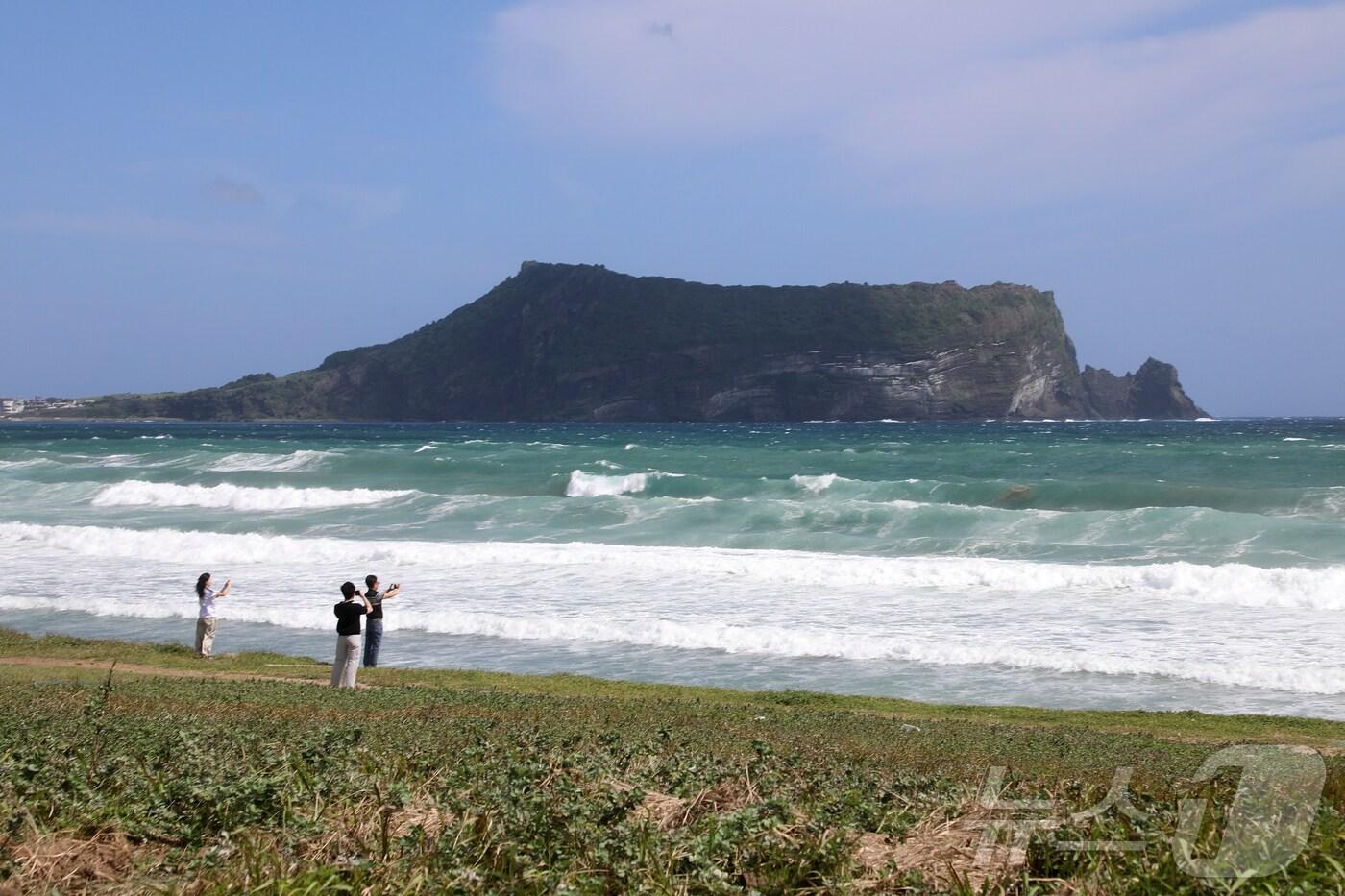 22일 오전 제주 서귀포시 성산읍 신양해수욕장에서 관광객들이 시원한 가을 바람을 느끼고 있다. 2025.9.22/뉴스1 ⓒ News1 오미란 기자