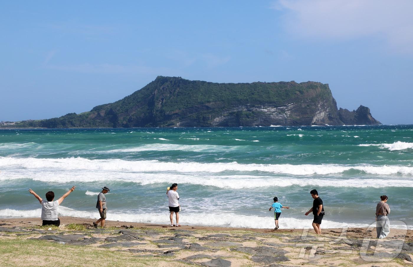 22일 오전 제주 서귀포시 성산읍 신양해수욕장에서 관광객들이 시간을 보내고 있다. 2025.9.22/뉴스1 ⓒ News1 오미란 기자