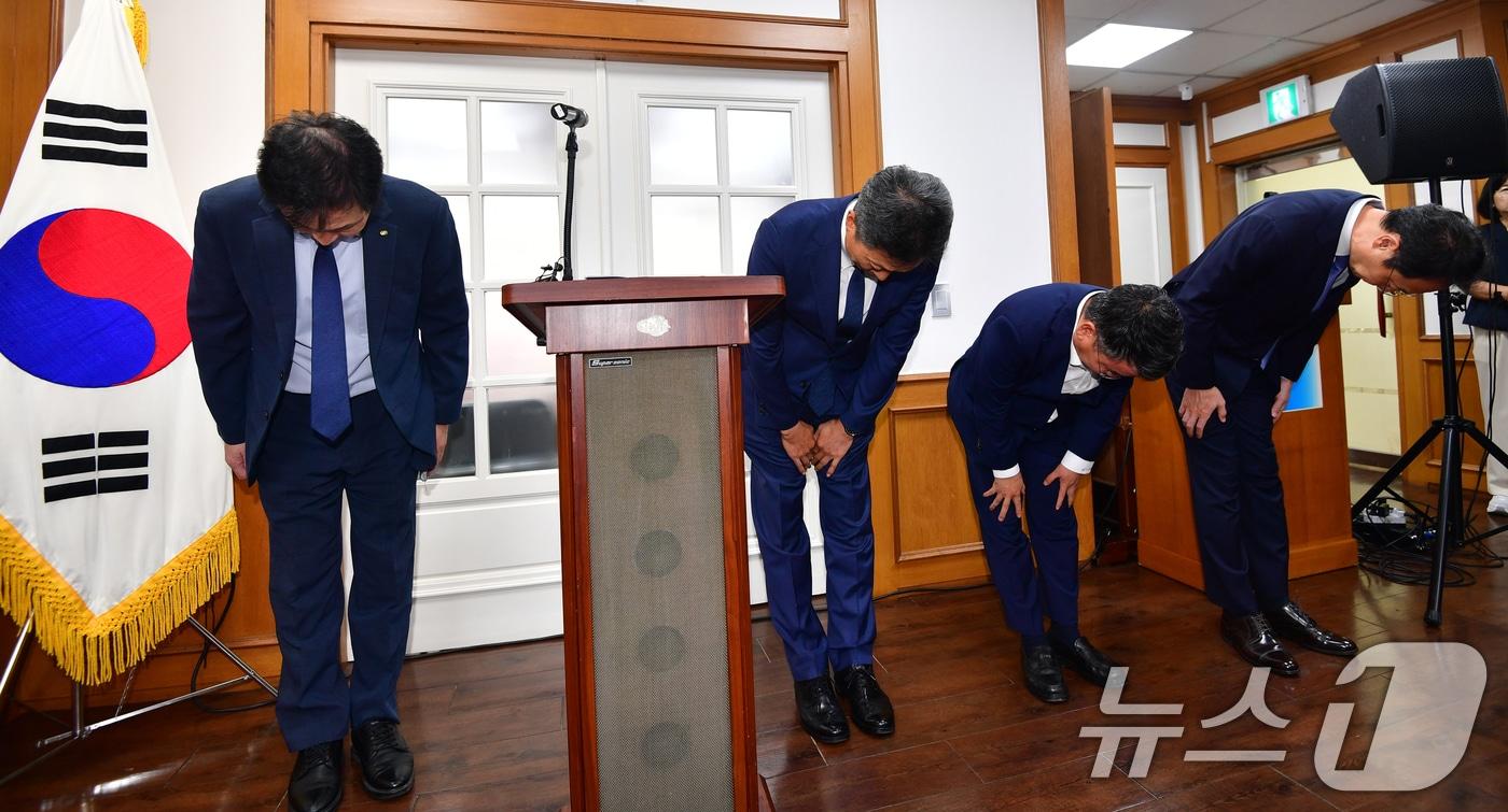 전대욱 한수원 사장 직무대행(왼쪽 두번째)이 지난 9월22일 경북 경주시 상공회의소에서 논란이 된 '한수원 홍보 현수막'에 대해 머리숙여 사과했다. 2025.9.22/뉴스1 ⓒ News1 최창호 기자