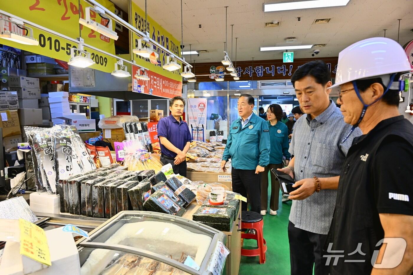 속초시 추석 명절 대비 전통시장 민관 합동점검.&#40;속초시 제공, 재판매 및 DB 금지&#41; 2025.9.22/뉴스1