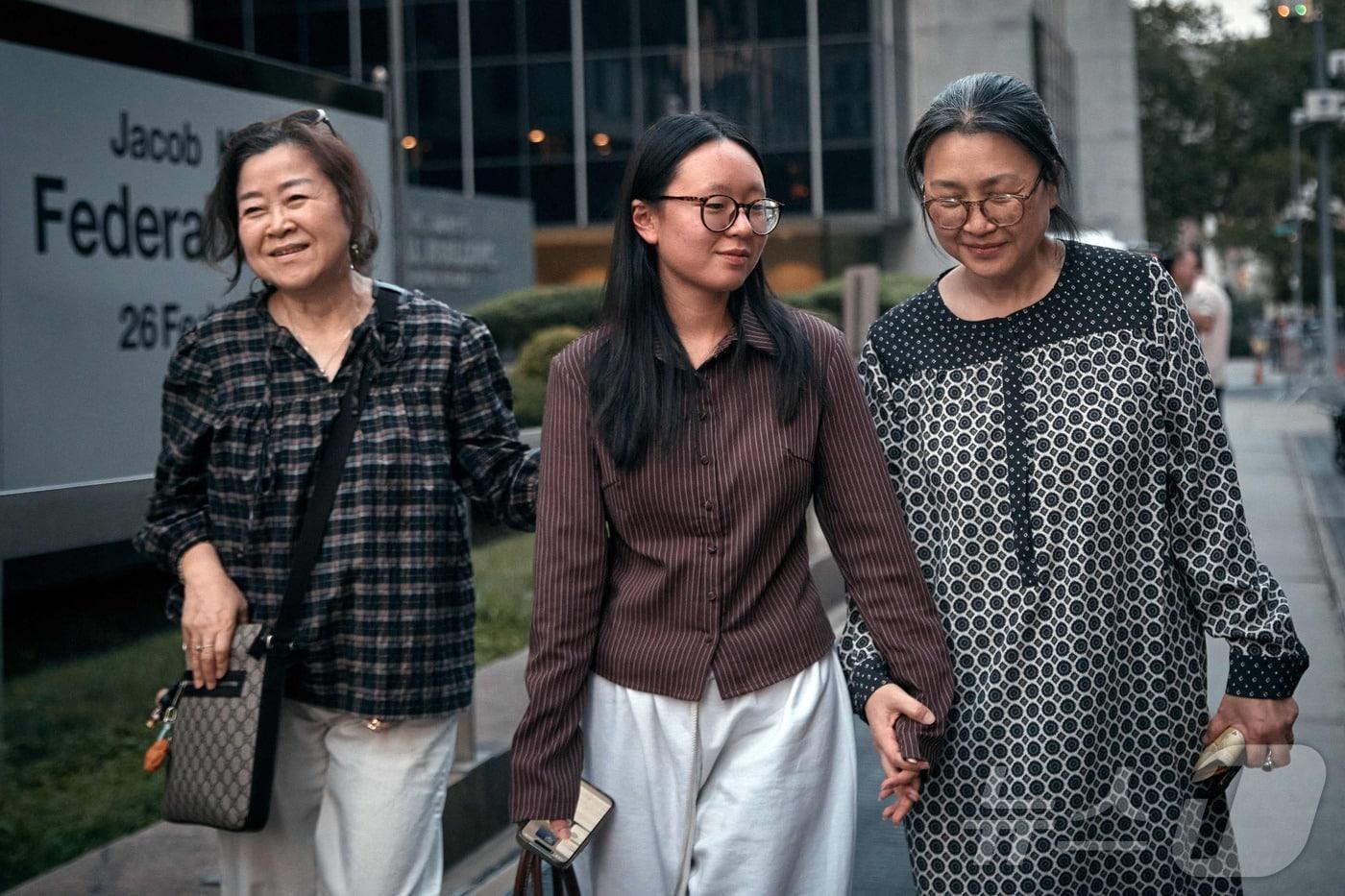 8월 4일(현지시간) 퍼듀대학교에 재학 중인 20세 한국인 학생 고연수씨가 미 이민세관단속국(ICE)에 의해 석방된 뒤 어머니와 재회하고 있다. 2025. 08. 04. ⓒ AFP=뉴스1 ⓒ News1 양은하 기자