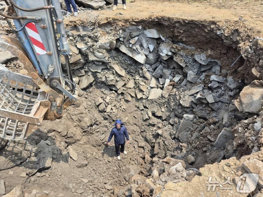 본문 이미지 - 석재 가공 과정에서 발생한 폐기물 1만 3000톤을 농지에 불법 매립한 석재 제품업체 대표가 구속 기소됐다. 사진은 룹법매립 현장.(제주도자치경찰단 제공. 재판매 및 DB 금지)/뉴스1 