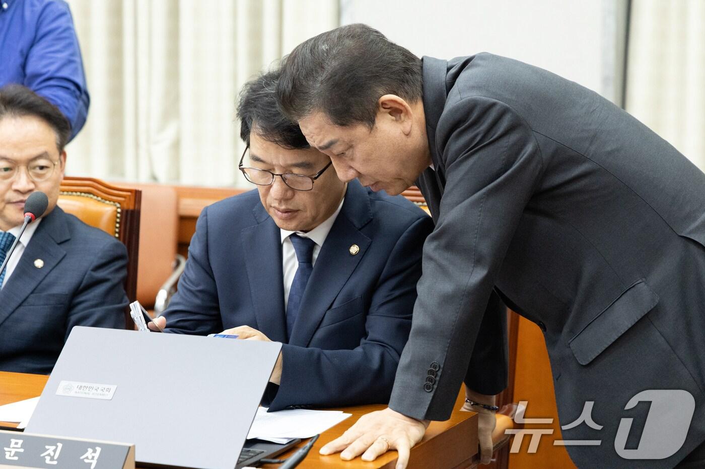 김병기 국회 운영위원장이 지난 22일 서울 여의도 국회에서 열린 제429회국회(정기회) 제1차 전체회의에서 문진석 여당 간사와 대화하고 있다. 2025.9.22/뉴스1 ⓒ News1 이승배 기자