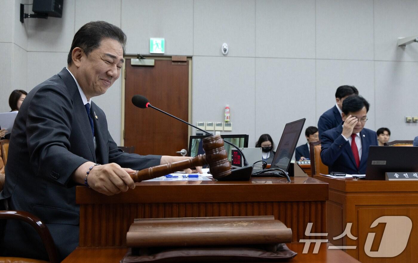 김병기 국회 운영위원장이 22일 서울 여의도 국회에서 열린 제429회국회(정기회) 제1차 전체회의에서 의사봉을 두드리고 있다. 2025.9.22/뉴스1 ⓒ News1 이승배 기자