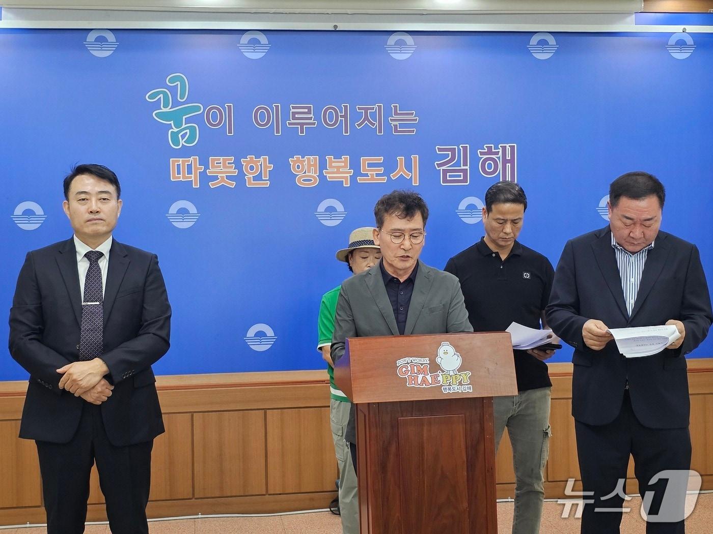 본문 이미지 - 국민의힘 김해을 일부 당원들이 참여한 당원 비대위가 22일 김해시청 프레스센터에서 기자회견을 열고 조해진 김해을 당협위원장의 교체를 촉구하고 있다. 2025.9.22 ⓒ 뉴스1 박민석 기자