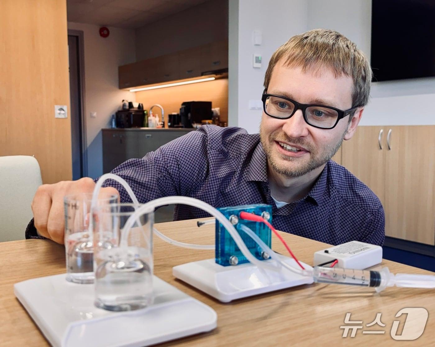 본문 이미지 - 라이너 쿵가스 스타게이트 하이드로젠 최고기술책임자&#40;CTO&#41;가 에스토니아 수도 탈린의 한 실험실에서 수소에너지 생산 원리에 대해 설명하고 있다. ⓒ 뉴스1 황덕현 기자