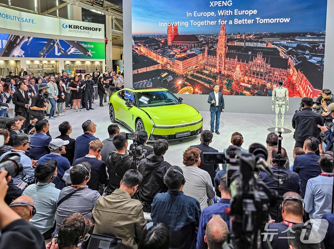 본문 이미지 - 8일&#40;현지시간&#41; 독일 뮌헨에서 열린 IAA 모빌리티 2025에서 중국 자동차 기업 허샤오펑 샤오펑&#40;Xpeng&#41; 회장이 발표하고 있다.&#40;한국자동차기자협회 제공&#41; 2025.09.08/뉴스1 