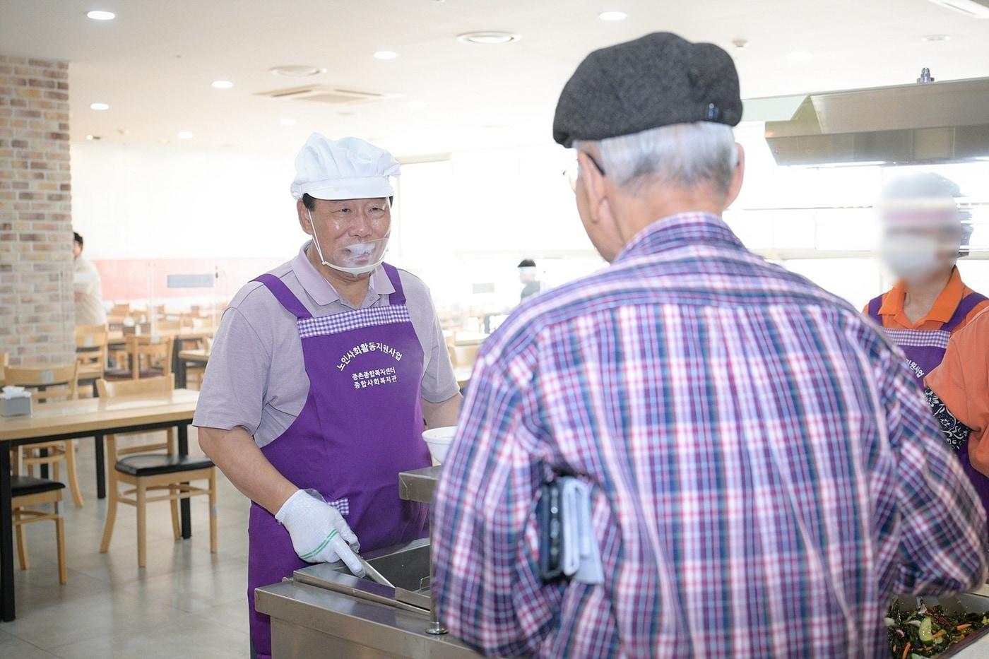 배식봉사에 나선 최민호 세종시장. &#40;세종시 제공. 재판매 및 DB금지&#41;