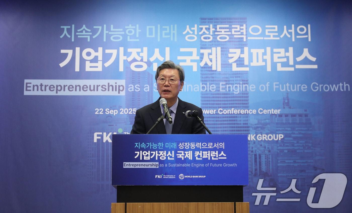 본문 이미지 - 김창범 한국경제인협회 부회장이 22일 서울 영등포구 FKI타워 컨퍼런스센터에서 열린 ‘지속가능한 미래 성장동력으로서의 기업가정신’ 세미나에 참석해 인사말을 하고 있다. (한국경제인협회 제공. 재판매 및 DB 금지) 2025.9.22 ⓒ 뉴스1